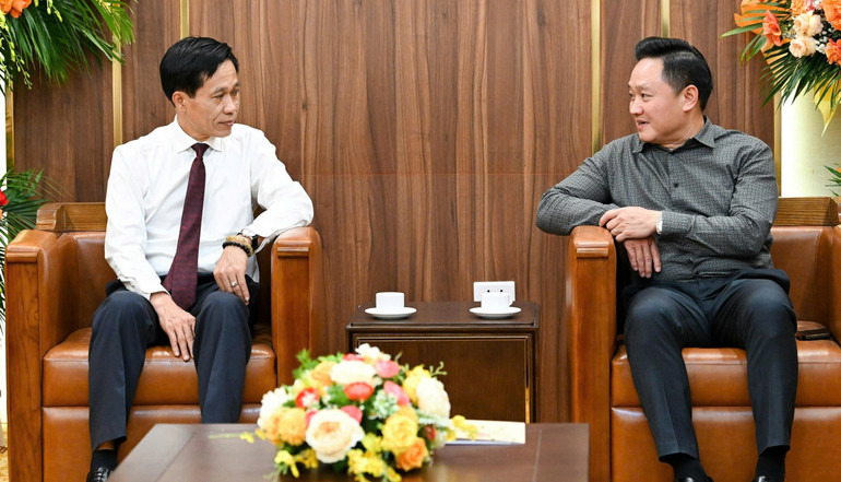Hai cơ quan nhất trí đẩy mạnh phối hợp truyền thông, đặc biệt là trong lĩnh vực đào tạo, nghiên cứu và công bố các kết quả về đổi mới tư duy phát triển, xây dựng Nhà nước và nền báo chí chuyên nghiệp, hiện đại. (Ảnh: THẾ ĐẠI) 344e818f0128b576ec3941.jpg
