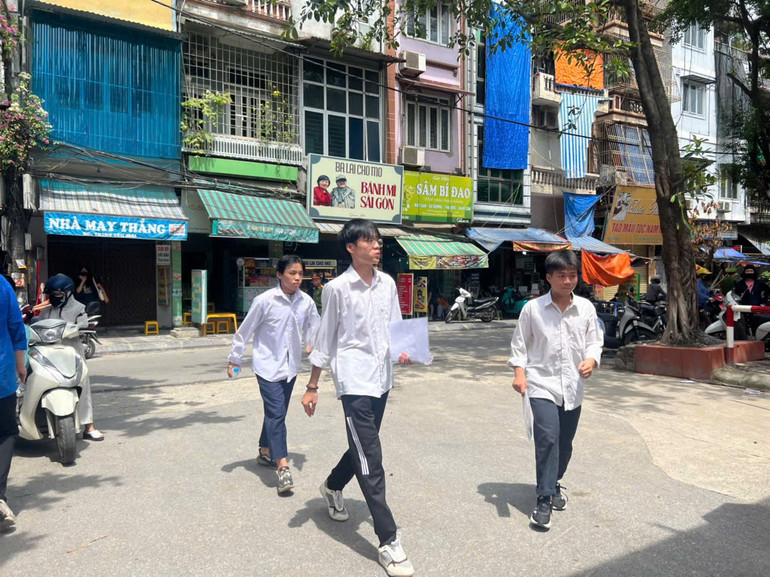 Các thí sinh có mặt tại điểm thi. 528621e0053eb260eb2f8.jpg