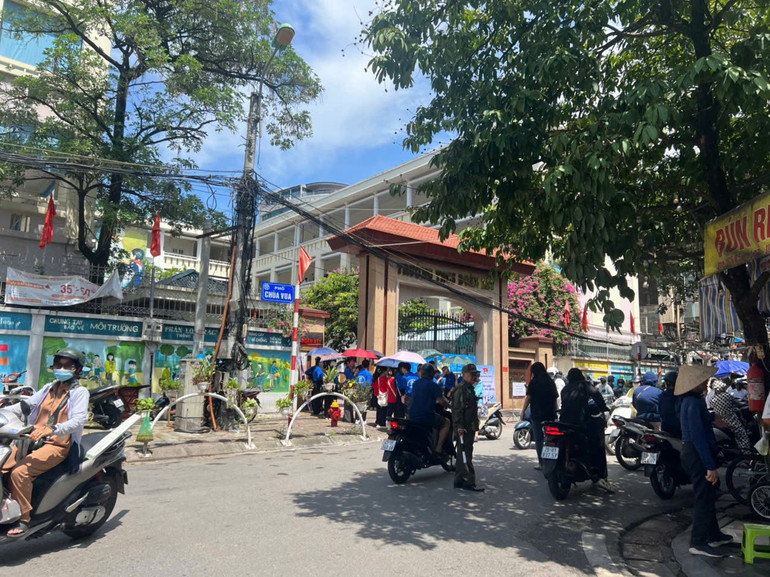 Lực lượng dân phòng tham gia điều tiết giao thông tại điểm thi. d1395657e28255dc0c937.jpg