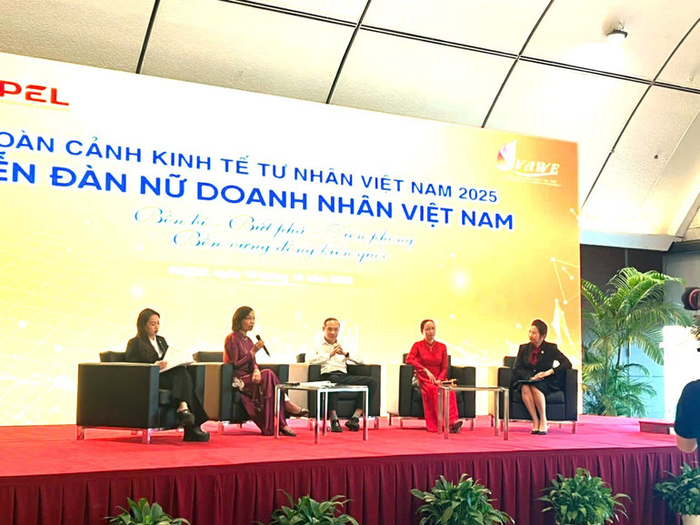 Tại phiên thảo luận, bà Hà Thu Thanh Phó chủ tịch Hiệp hội Nữ doanh nhân Việt Nam, Chủ tịch Viện Thành viên Hội đồng quản trị Việt Nam đặt vấn đề về việc "Đồng kiến quốc" của các nữ doanh nhân Việt Nam trong thời kỳ mới. 92b81cd185b008ee51a13.jpg
