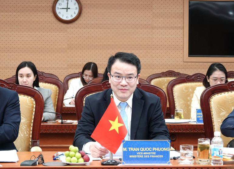 ທ່ານຮອງລັດຖະມົນຕີກະຊວງການເງິນ ເຈີ່ນກວກເຟືອງ ກ່າວຄຳເຫັນທີ່ເວທີປາໄສ. tt-phuong-2.jpg