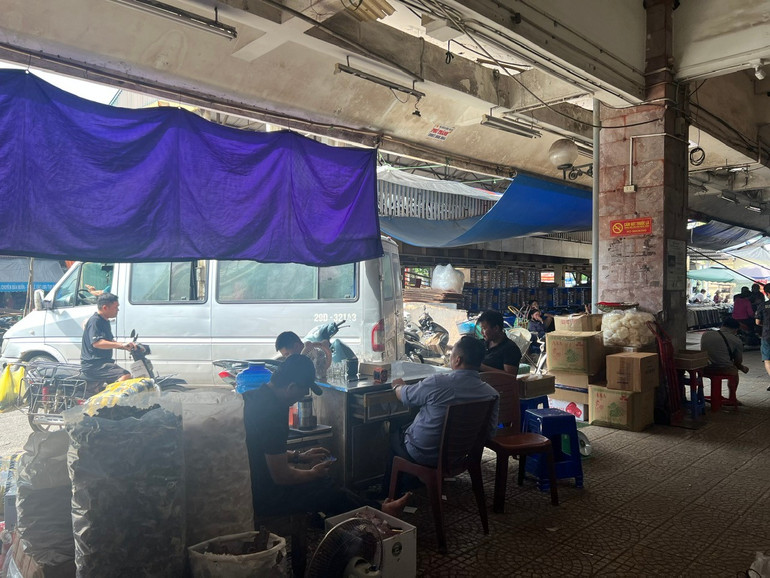 Việc phổ biến, hướng dẫn hộ kinh doanh sử dụng hóa đơn điện tử từ máy tính tiền còn gặp nhiều khó khăn. (Ảnh minh họa) e92ac20cbb600d3e5471.jpg