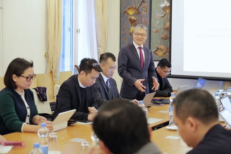 सेमिनार में बोलते हुए प्रोफ़ेसर, डॉक्टर ऑफ़ साइंस गुयेन ज़ुआन थिन्ह। (फोटो: वीएनए) vna-potal-gioi-thieu-nhung-dot-pha-trong-chien-luoc-khcn-voi-cac-nha-khoa-hoc-viet-nam-tai-duc-8441525.jpg