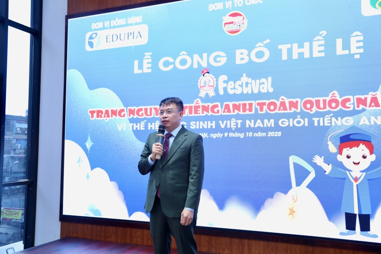 Nhà báo Nguyễn Phan Khuê - Ủy viên Hội đồng đội Trung ương, Tổng Biên tập Báo Thiếu niên Tiền phong và Nhi đồng phát biểu tại buổi lễ. 0k9a5687.jpg