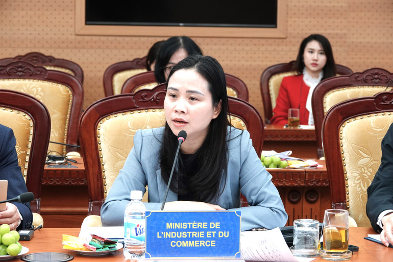 ຜູ້ຕາງໜ້າກະຊວງອຸດສາຫະກຳ ແລະ ການຄ້າ ຫວຽດນາມ ກ່າວຄຳເຫັນທີ່ເວທີປາໄສ. dai-dien-bo-cong-thuong.jpg