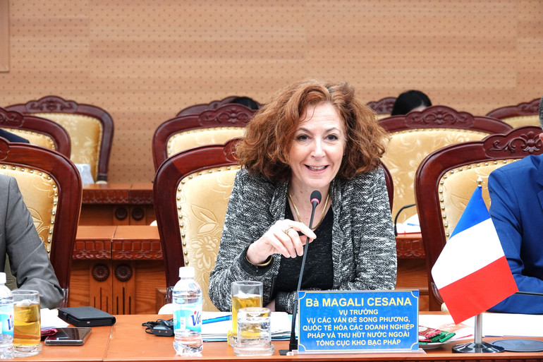 ທ່ານນາງ Magali Cesana, ຜູ້ອຳນວຍການໃຫຍ່ການພົວພັນສອງຝ່າຍ, ການຫັນເປັນສາກົນຂອງວິສາຫະກິດຝລັ່ງ ແລະ ການດຶງດູດແຂກຕ່າງປະເທດ, ຜູ້ອຳນວຍການໃຫຍ່ຄັງເງິນຝລັ່ງ ທີ່ເວທີປາໄສ. ba-magali-cenasa-1.jpg