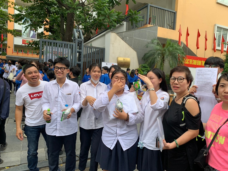 Các bạn học sinh vui mừng vì đã hoàn thành hai môn thi quan trọng. 4f6c662c72f6c5a89ce73.jpg