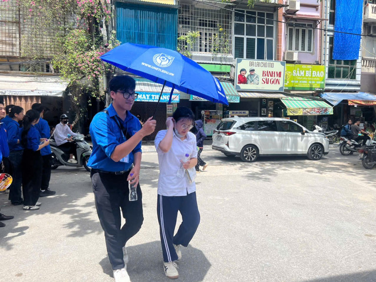 Các tình nguyện viên hỗ trợ thí sinh vào điểm thi. 16da40bc6462d33c8a736.jpg