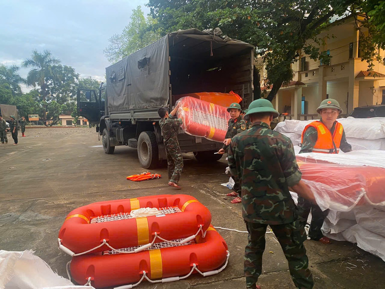 Phao, áo cứu sinh được các Chi cục dự trữ khu vực giao đến các địa phương. cee13fa345acc8f291bd.jpg