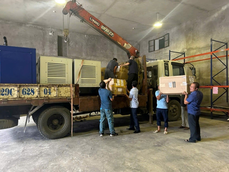 Cán bộ, công chức Chi cục Dự trữ Nhà nước khu vực I vận chuyển thiết bị cứu trợ lên phương tiện vận chuyển hỗ trợ nhân dân các tỉnh phía bắc. a1.jpg