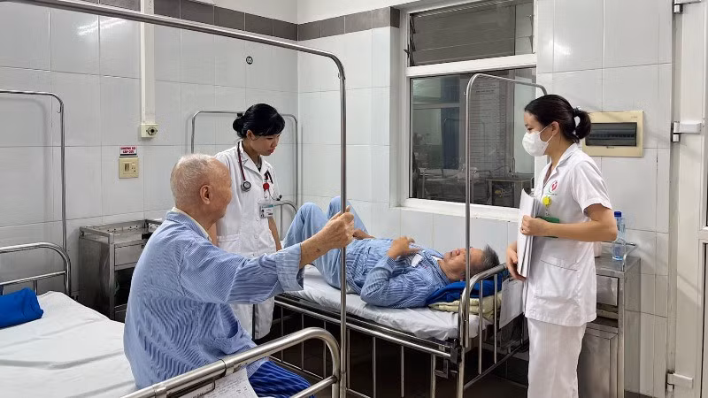Bệnh nhân bảo hiểm y tế được chăm sóc chu đáo tại Bệnh viện Đa khoa Đông Anh (Hà Nội). 