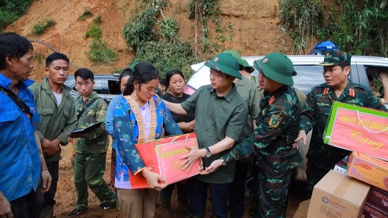 Phó Thủ tướng Chính phủ Trần Hồng Hà thăm, tặng quà người dân bị lũ quét ở bản Háng Pù Xi, xã Xa Dung.