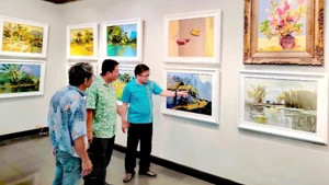 Họa sĩ Quỳnh Thơm (bên phải) trực tiếp chia sẻ về tác phẩm tại không gian triển lãm.