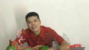 Kiến trúc sư-nhà thơ Châu An Khôi bên những món đồ chơi tự làm.