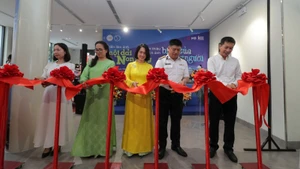 Lễ cắt băng khai mạc triển lãm ảnh và giới thiệu sách.