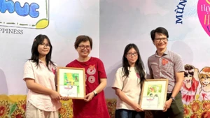 Những món quà tinh thần của trẻ em trao gửi tới người lớn trong sự kiện ra mắt sách "Những câu chuyện hạnh phúc".