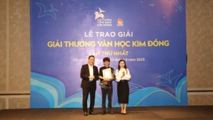 Tác giả Giai Du (giữa) nhận giải Nhất trong Giải thưởng Văn học Kim Đồng lần thứ nhất.
