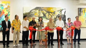 Cắt băng khai mạc triển lãm "Lát Phố" của họa sĩ Phạm Hà Duy Khánh.