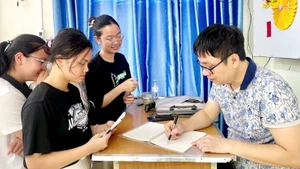 Nhà văn Nguyễn Đình Tú (bên phải) giao lưu cùng các cây bút trẻ.