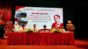 Đoàn chủ trì hội thảo khoa học về phát huy giá trị di sản văn hóa trên quê hương nhà văn Nam Cao.