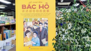 Ấn bản song ngữ Việt-Trung "Kể chuyện Bác Hồ".