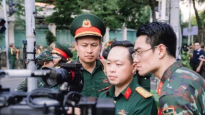 Hình ảnh trong quá trình ghi hình bộ phim "Nhà báo chiến sĩ".