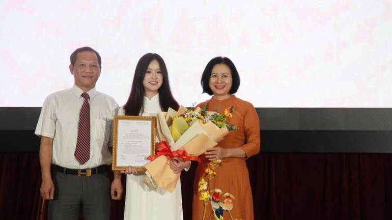 Tân đảng viên trẻ Võ Hương Trà nhận quyết định kết nạp Đảng. z6724195741431-8bba6771c9c95316da7d759c6d292fd6.jpg