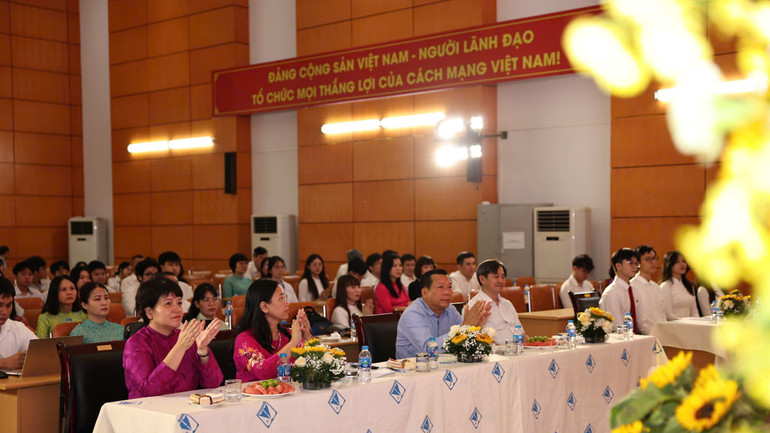 Các đại biểu tham dự lễ kết nạp Đảng. z6724079453252-1723b5f8405dd9610aa96609bbc7a458.jpg