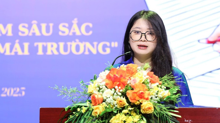 Sinh viên Vũ Bảo Trân, Khoa Kiểm toán-Ngân hàng, Viện Đào tạo quốc tế (Học viện Tài chính) chia sẻ tại buổi lễ. img-6248.jpg