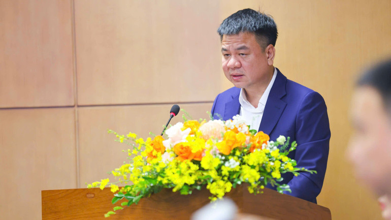 អ្នកកាសែត Trieu Ngoc Lam និពន្ធនាយកផ្នែកអប់រំ និងកាសែត Times អនុប្រធានអចិន្ត្រៃយ៍នៃគណៈកម្មាធិការរៀបចំបាននិយាយនៅក្នុងសន្និសីទសារព័ត៌មាន។ (រូបថត៖ Thanh Tung) 1000074951.jpg