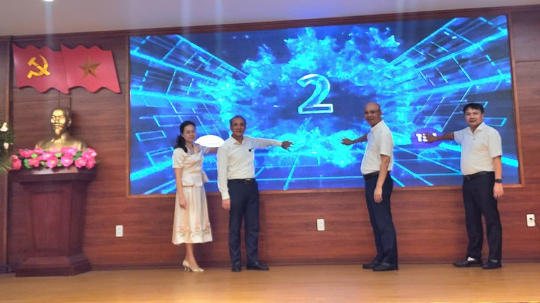 Lãnh đạo Nhà trường ấn nút ra mắt giao diện website phiên bản 2025. 1000071424.jpg