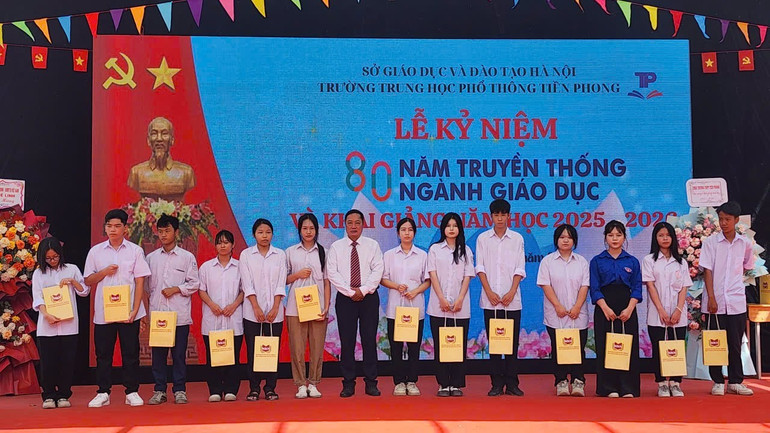 Đại diện Công ty Cổ phần văn hóa đọc và học Việt Nam trao học bổng tặng học sinh. z6978669115405-af7799ef78e380132393049a5a167700.jpg