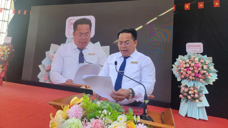 Thầy giáo Nguyễn Quốc Nam, Hiệu trưởng Trường trung học phổ thông Tiền Phong phát biểu tại buổi lễ. z6978816798507-94dc189a936c8b1c8681fe2565ba741a.jpg