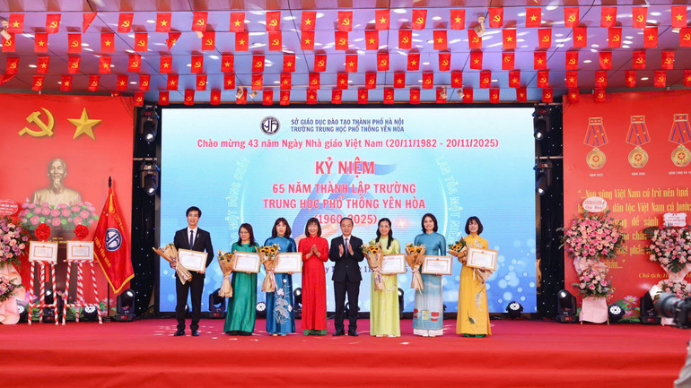 Många lärare har erkänts som utmärkta lärare på stadsnivå och hedrats som engagerade och kreativa lärare i Hanoi. (Foto: Thanh Tung) z7226299019899-225a4d846c9eba57ec4f35edacc0aea3.jpg