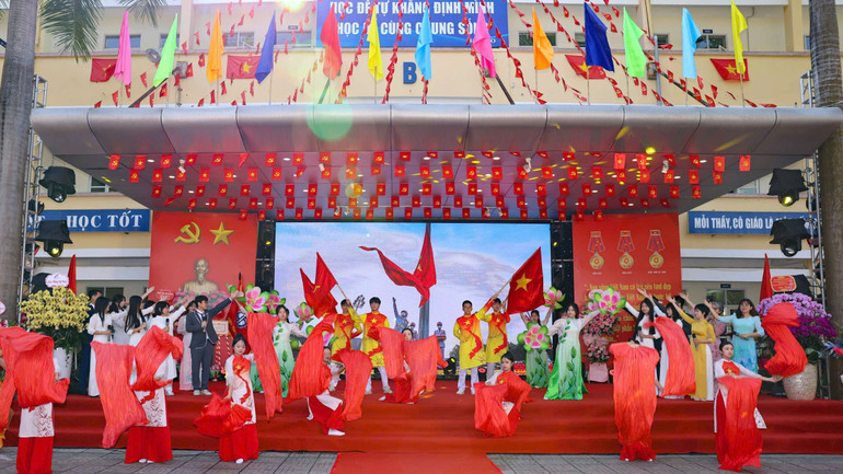 Elever från Yen Hoa High School framförde specialframträdanden. (Foto: Thanh Tung) z7226299004391-5f0fa8a01618c4b16e8951936f23ceb8.jpg