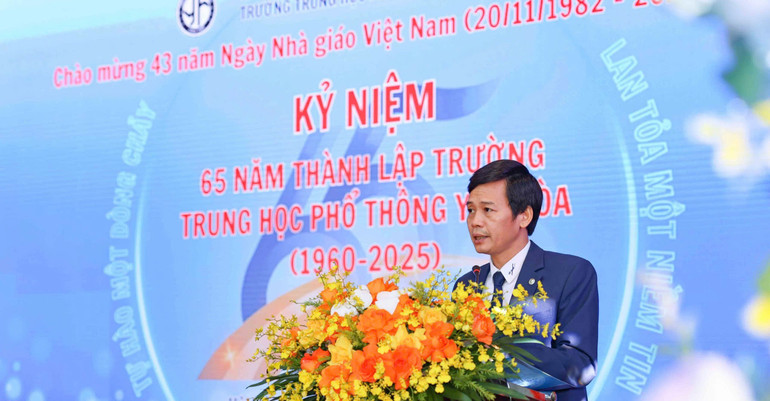 Lärare Le Hong Chung, rektor för Yen Hoa High School, talade. z7226299010008-16a16b65b95c7723cbdef4e92c97af14.jpg