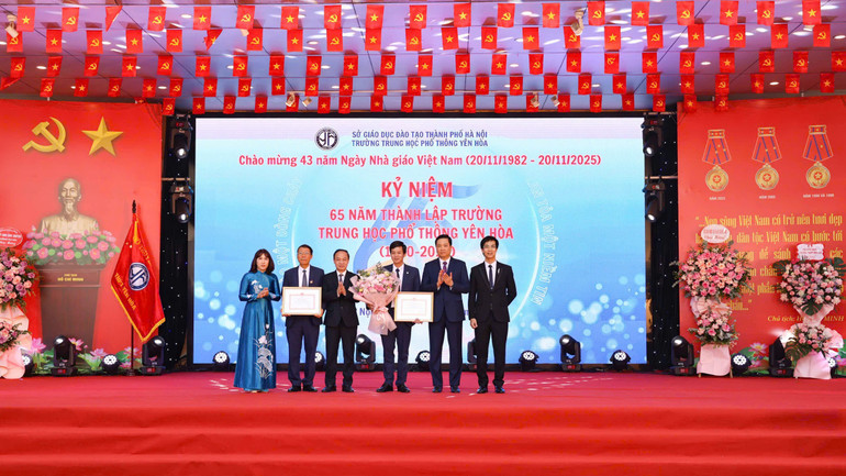 Vid detta tillfälle fick skolan och många anställda och lärare äran att ta emot lovord och utmärkelser från alla nivåer och sektorer. (Foto: Thanh Tung) z7226299007089-61142ae027ebfe2a9d178eab6b40ecac.jpg