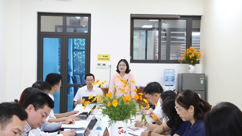 Nhà giáo Tô Thị Hải Yến, Hiệu trưởng Trường THCS Giảng Võ phát biểu ý kiến tại buổi họp. (Ảnh: ĐĂNG CHUNG) z6770049118785-a160ef30120e1f41c717ae1069afab79.jpg