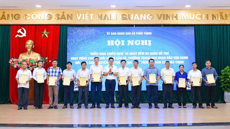 Đại diện các thôn nhận Quyết định Tổ chuyển số cộng đồng. (Ảnh: ĐẠI THẮNG) z6879145549444-93af13b4e717c5ec03ed9a415470d874.jpg