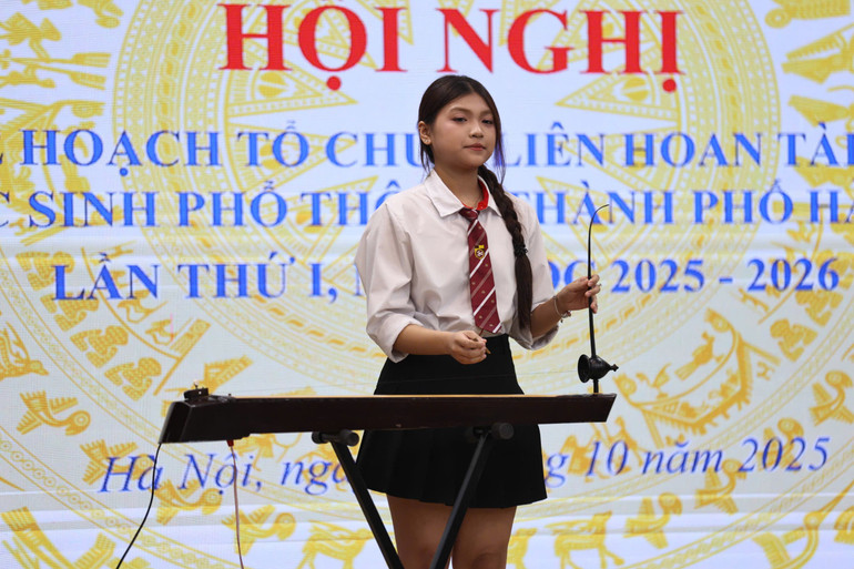 Học sinh biểu diễn tiết mục tại hội nghị. z7115674865721-175a3bb37ce85493aa9b2cd36f077eba.jpg