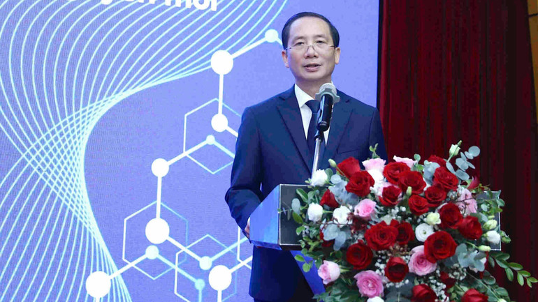 Phó Giáo sư, Tiến sĩ Nguyễn Bá Chiến, Giám đốc Học viện Hành chính và Quản trị công báo cáo đề dẫn tại diễn đàn. z7149603404347-6827336559e463d69b1193db36193f67.jpg