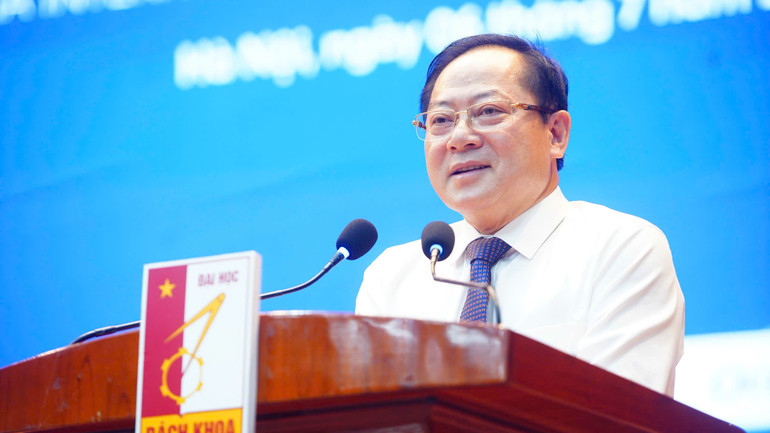 Nhà báo Lê Xuân Sơn, nguyên Tổng Biên tập Báo Tiền Phong, Phó Chủ tịch Hội đồng quản trị Công ty Cổ phần Tiền Phong, Trưởng Ban Tổ chức cuộc thi phát biểu ý kiến. z6777312028890-fb9912baa9b8e25c186dff186d6030e3.jpg