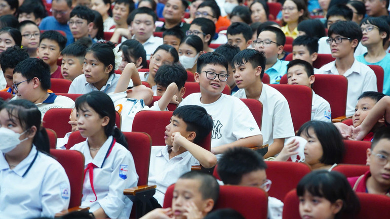Đông đảo thí sinh và phụ huynh tại lễ bế mạc và trao giải. z6777312038610-104e90a9c70f1ae23458a9d17c64fdd6.jpg