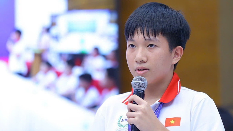 Nguyen Tan Thinh, representing the winning students, gave a speech. (Photo: Organizing Committee) z6880060964112-90d8cf6c6d3f9b1f7c640622bc20e148.jpg
