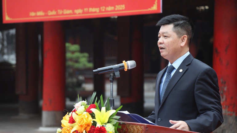 นายฟาม กว็อก โต๋น รองผู้อำนวยการรักษาการของกรมการศึกษาและการฝึกอบรมฮานอย ได้กล่าวสุนทรพจน์ 1000076359.jpg