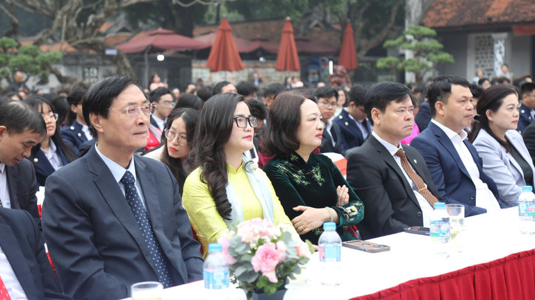 ตัวแทนจากโรงเรียนต่างๆ เข้าร่วมการประชุม 1000076363.jpg