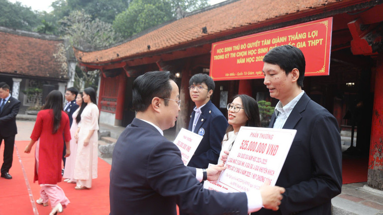 ในการประชุมครั้งนี้ นักเรียนและครูที่ได้รับเหรียญรางวัลจากการแข่งขันระดับชาติและระดับนานาชาติในปีการศึกษา 2024-2025 ได้รับรางวัล 1000076365.jpg
