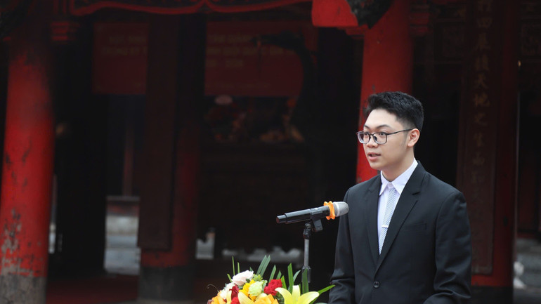 ตัวแทนนักเรียนดีเด่นจากเมืองหลวงได้กล่าวสุนทรพจน์ 1000076362.jpg