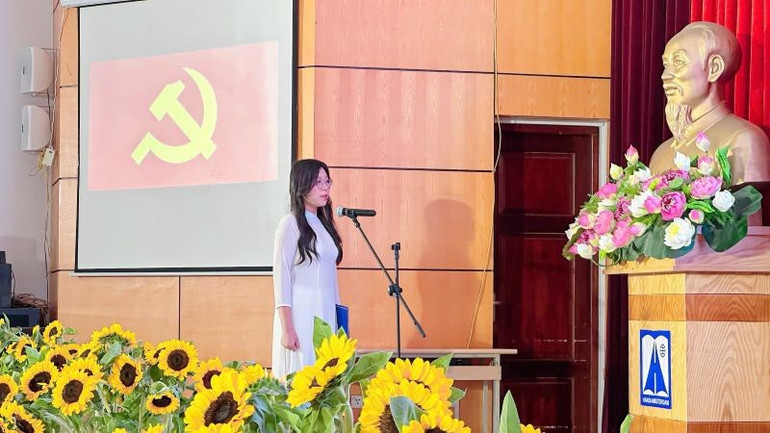Học sinh Đỗ Khánh Huyền phát biểu ý kiến tại buổi lễ. hs.jpg