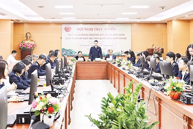 Cán bộ Thuế thành phố Hà Nội tiếp nhận và trả lời trực tuyến các câu hỏi, ý kiến người nộp thuế gửi về.
